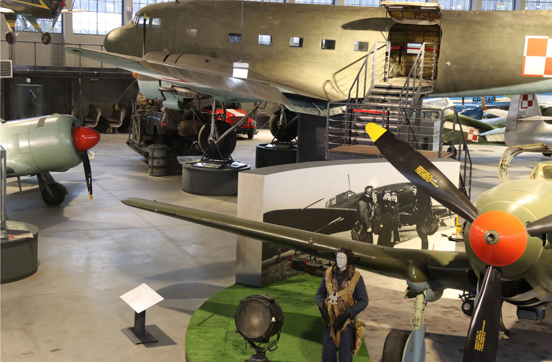 Fotografia przedstawiająca ekspozycje wenwątrz Muzeum Lotnictwa Polskiego w Krakowie