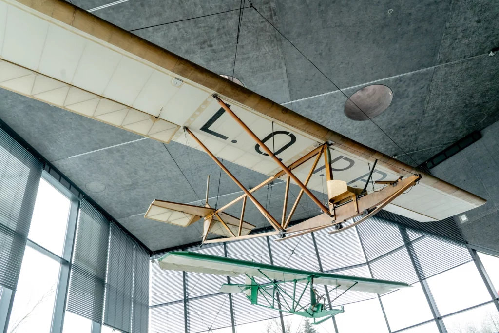 Fotografia przedstawiająca konsturkcję szybowca zaprojektowanego przez wybitnego pilota i konstruktora Antoniego Kocjana.