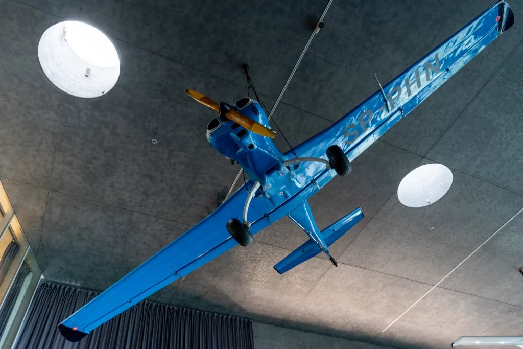 Zdjęcie historycznego samolotu wystawionego na ekspozycji w Muzeum Lotnictwa Polskiego w Krakowie. Fotografia do opisu ścieżki Muzeum Lotnictwa w pigułce.