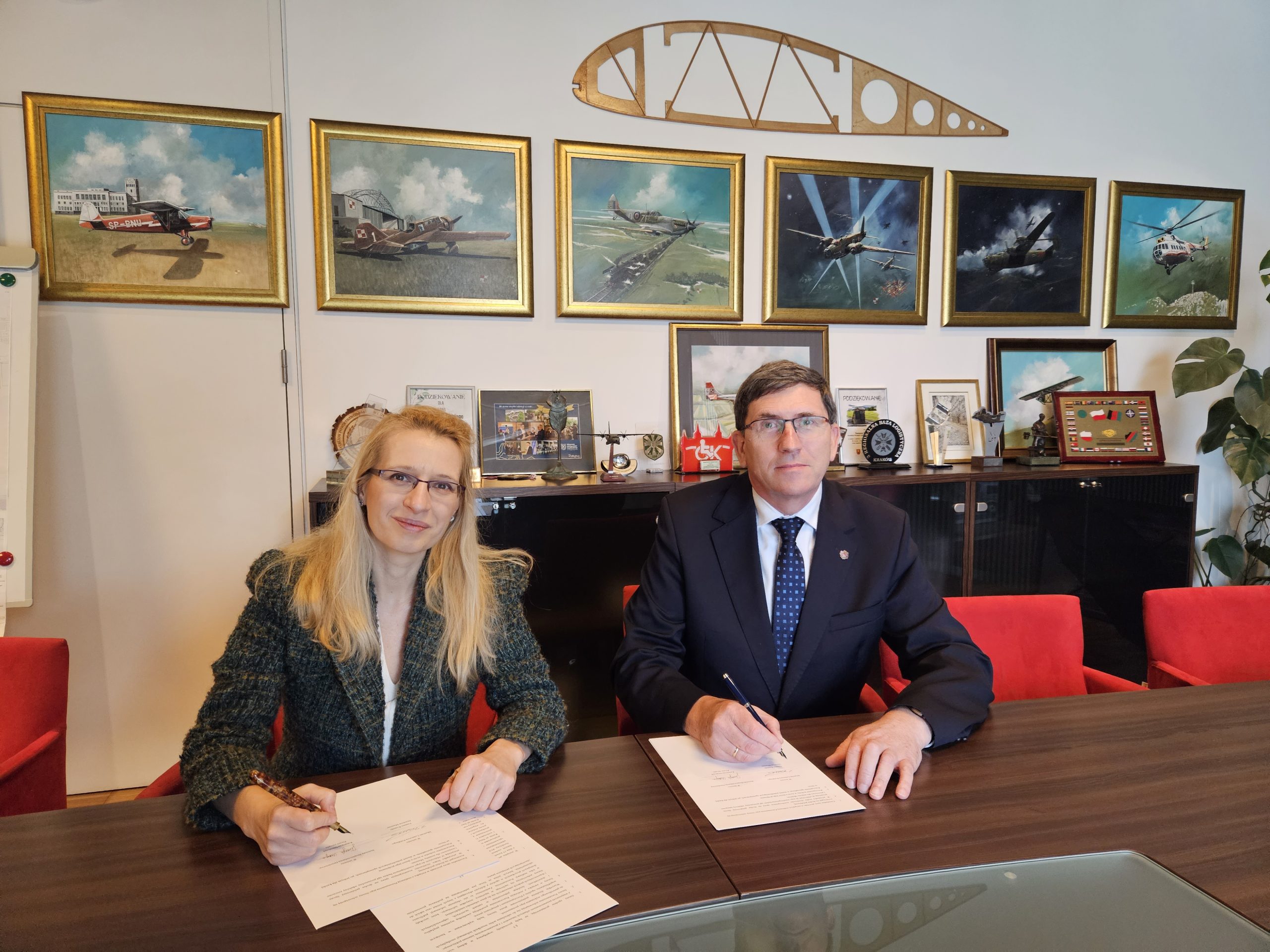 Dyrektor Tomasz Kosecki podpisujący z Dyrektor Instytutu Bezpieczeństwa Dziedzictwa, dr Katarzyną Góralczyk, porozumienie o współpracy.