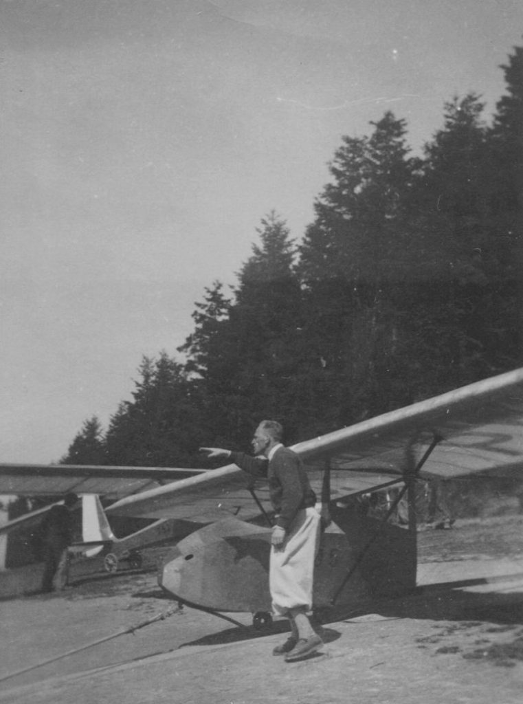  Leopold Kwiatkowski asystujący podczas startu szybowca Salamandra.