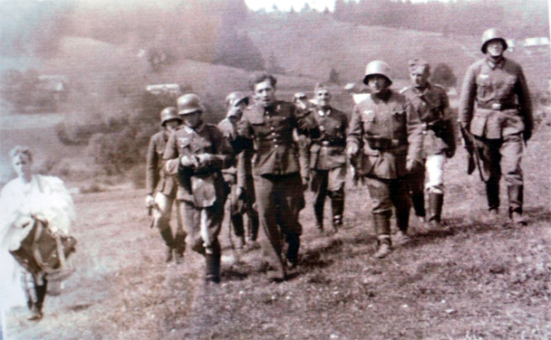Aleksander Rudkowski prowadzony przez niemieckich żołnierzy.