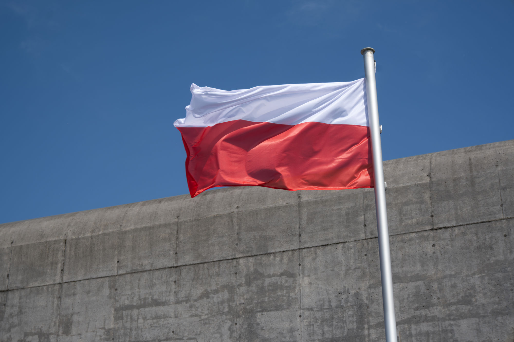Flaga Rzeczypospolitej Polskiej przed Gmachem Muzeum Lotnictwa Polskiego